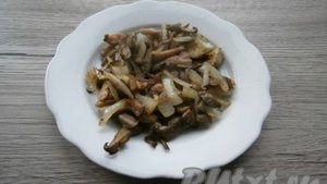 Салат с жареными крабовыми палочками и грибами