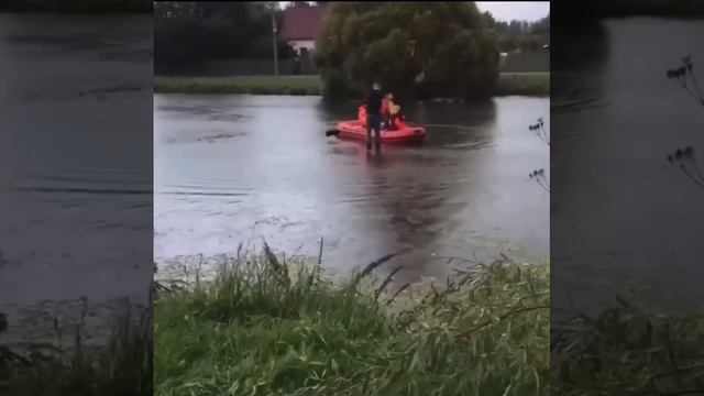 ⚡️В Питере сегодня заметили мужчину, который мог стоять на воде. 

На самом деле нет, просто мужчина