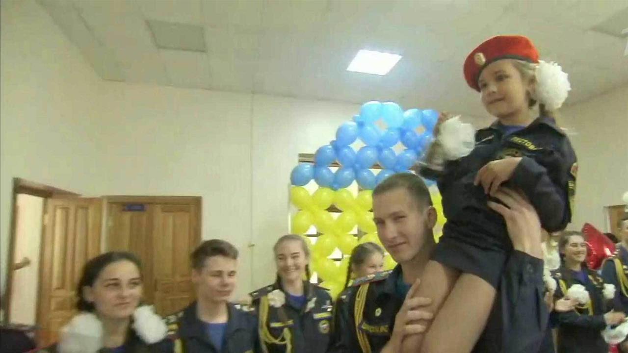 Для сотен тысяч старшеклассников по всей стране звучит последний звонок