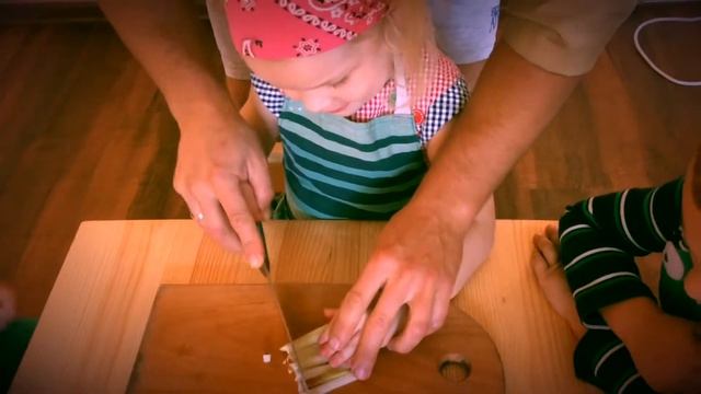 Дети готовят, гладки с яблоками! смотреть онлайн