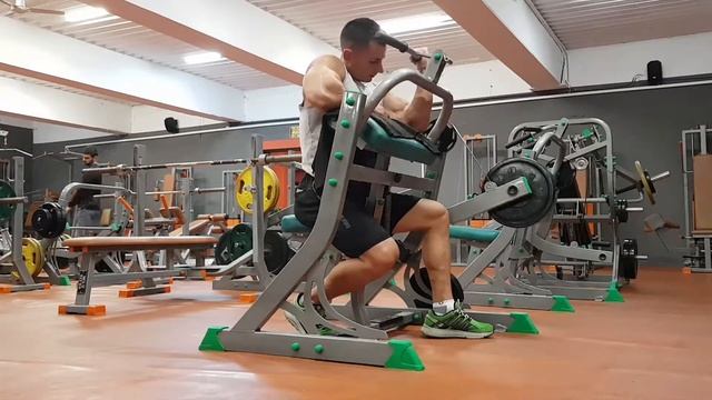 Biceps curl machine one hand / Машина Бицепс сгъване с една ръка смотреть онлайн