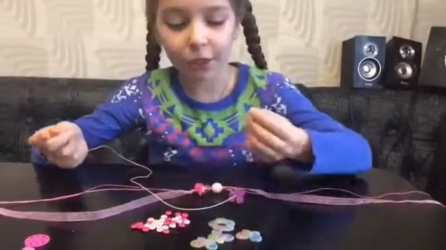 София делает ожерелье "Яскраві намистинки". смотреть онлайн