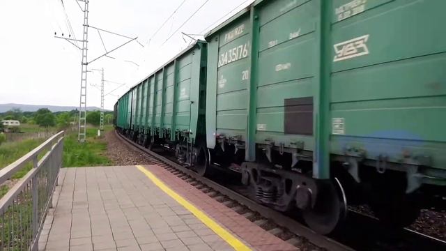 Система электровозов 2ЭС5К-158/162 с грузовым поездом и толкач 4ЭС5К-021 "Ермак" в хвосте. смотреть онлайн