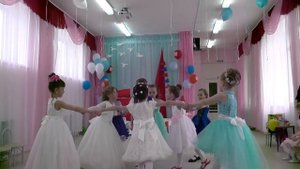 Морской вальс выпускников группы Монтесори 8 девочек +1 мальчик