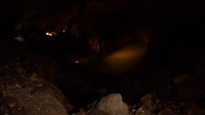 Голос экскурсовода в Новоафонской пещере завораживает