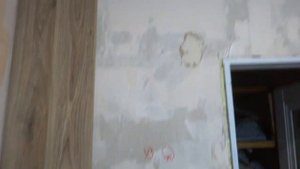 Клеим ламинат на стену в коридоре