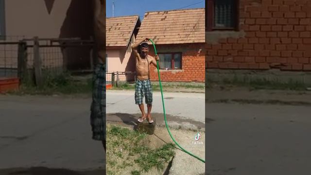 Vrućina je ubi bože a ja gola sve do kože tik toker