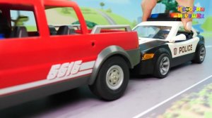 Полицейские машины и грузовик - Мудрость спорит с молодостью!