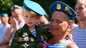 Расплескалась синева