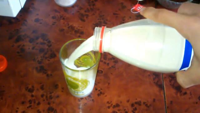 Как налить молоко в стакан за 5 секунд смотреть онлайн