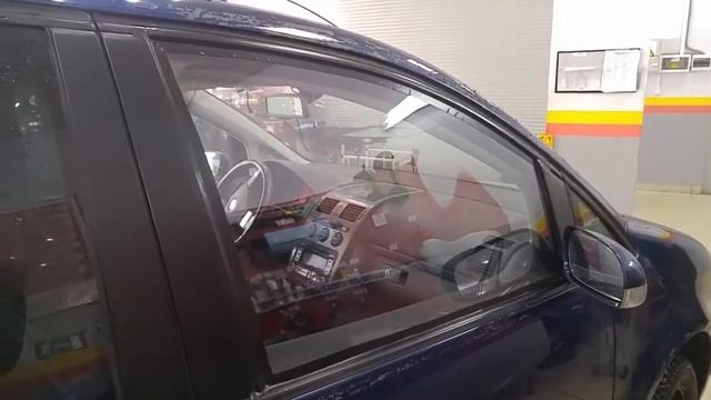 Установка временного стекла двери взамен разбитого.