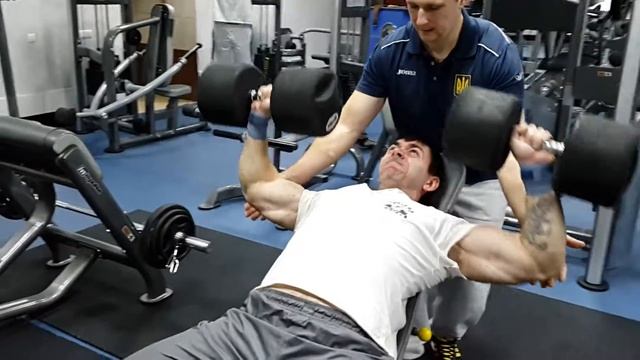 Жим лёжа гантелей(по 50kg) на наклонной. смотреть онлайн