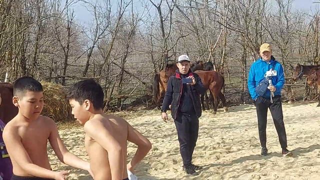 Конно - спортивные игры. Борьба на лошадях. смотреть онлайн