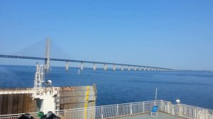 Проплываем под мостом через пролив Эресун