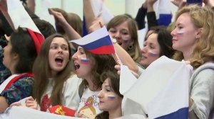 В ожидании приезда сборной российские болельщики у...тоящее представление в аэропорту Рио-де-Жанейро