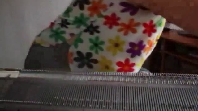 Машинное вязание. Очень простая детская шапочка на Сильвер Рид для начинающих. смотреть онлайн