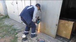 Делаем дверь и утепляем  железный ГАРАЖ
