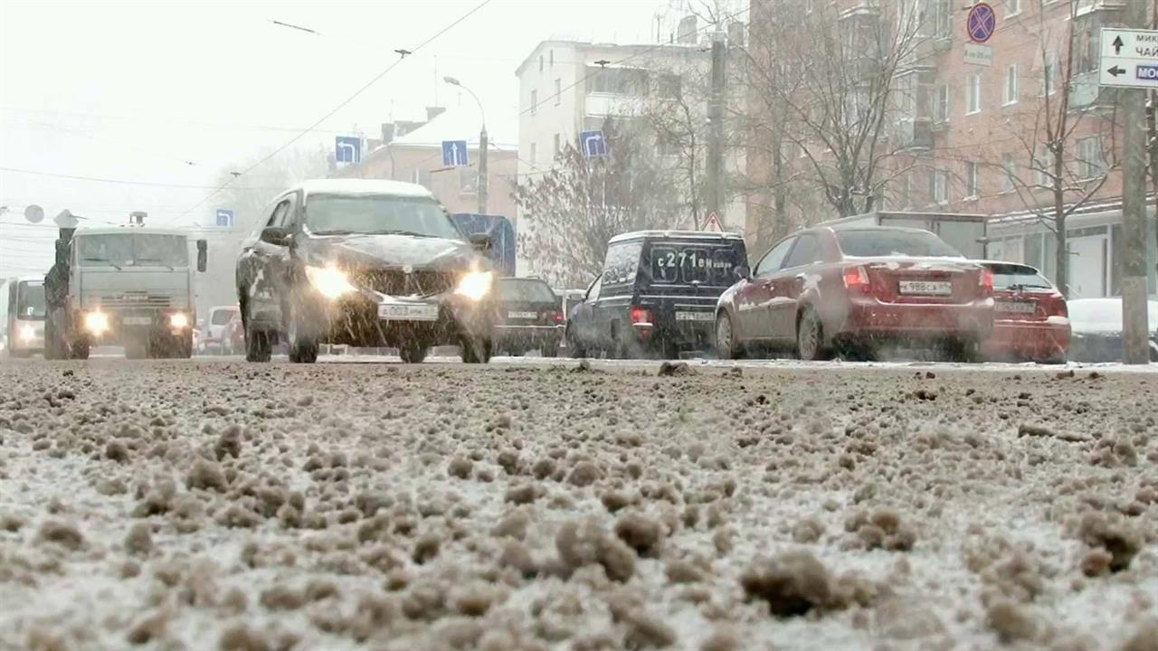 Снежные завалы на дорогах. Снегопад Ханты-Мансийск. Замело дороги. Метель в Ханты-Мансийске.