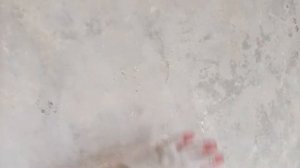 Гипсовая штукатурка отслаивается от стены.