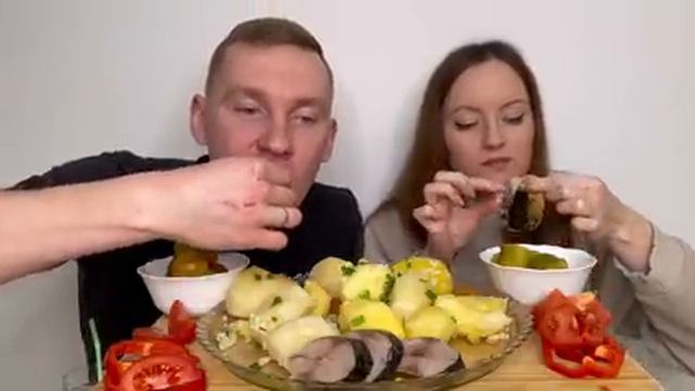 МУКБАНГ КАРТОШКА СО СКУМБРИЕЙ соленые огурцы ответы на вопросы MUKBANG POTATOES WITH MACKEREL