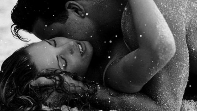 Она читает " Волны нахлёстом одна на другую..." СТИХИ смотреть онлайн