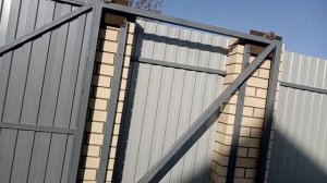 Дешовые самодельные откатные ворота на подшипниках без спец. профиля.