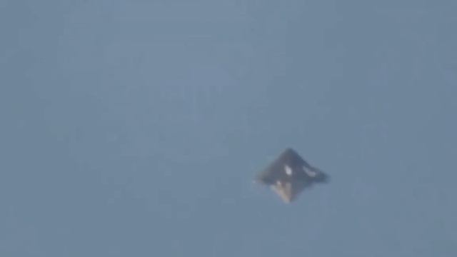 Пирамидальный НЛО засняли очевидцы из Саудовской Аравии