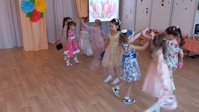 Танец на 8 марта и выпускной "Модницы с сумочкой" ДОУ №53, Чита, муз.руководитель Ковалева Т.Г. смотреть онлайн