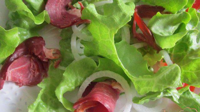 Салат с зеленой спаржей, утиной грудкой и черникой