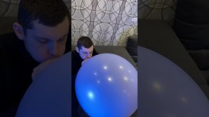 Парень лопнул шарик balloon pop
