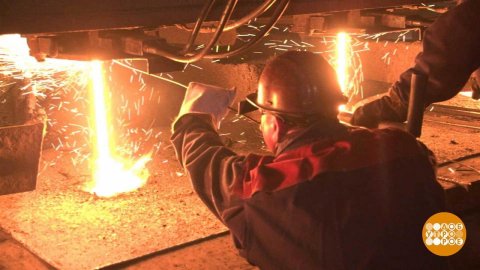 Горячие парни плавят металл. Доброе утро. Суббота. Фрагмент выпуска от 16.07.2022