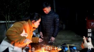 苗大姐大家庭吃烧烤，品类丰富味道更香，啤酒撸串真过瘾！【苗阿朵美食】