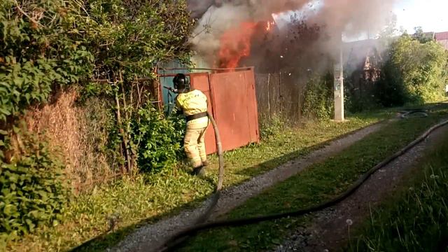 Пожар. Горит дача. Приехали пожарные.