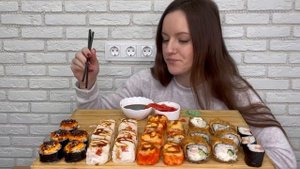 МУКБАНГ РОЛЛЫ ЗАПЕЧЕННЫЕ с курицей ЦЕЗАРЬ КАЛИФОРНИЯ MUKBANG ROLLS ответы на вопросы любимый василё