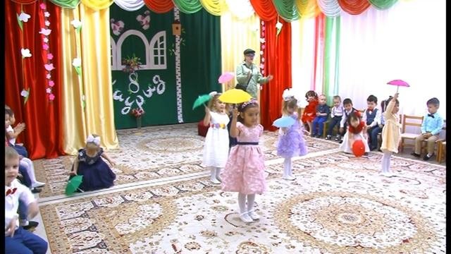 ?КРАСИВЫЙ танец ДЕВОЧЕК с зонтиками. 8 марта саду ДЕТИ ТАНЦУЮТ. Children Dance With Umbrellas Sprin