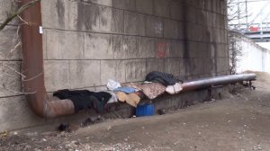 Бомжи под мостом на улице Суворова в Калининграде