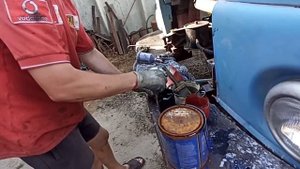 Жека салтовский красит мне раму.