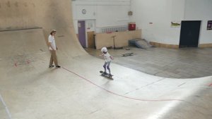 Обучение катанию на скейте. Тренировки в скейт парке BunnyHop Москва. Инструктор Александр Шемякин