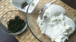 Просто заморозьте кефир и сливочный сыр готов!Намазка с укропом!Попробуем?)