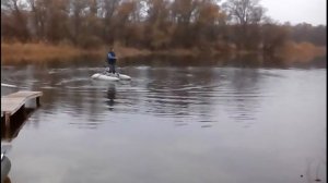 Складной надувной рыболовный катамаран на воде