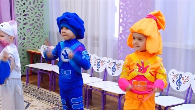 А ДАВАЙТЕ ПОПРОБУЕМ ЗАЖЕЧЬ НОВОГОДНЮЮ ЕЛОЧКУ С ПОМОЩЬЮ ВОЛШЕБНЫХ ОГОНЬКОВ ПОД МУЗЫКА Л.МИНКУСА смотреть онлайн