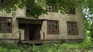 На протяжении многих лет стоят заброшенные бараки