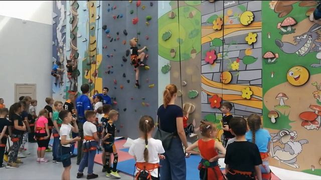 Летняя спортивная площадка «Школа мяча». Скалодром в Армаде.