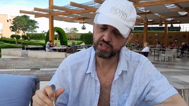 Пытаю Булку на обеде в Хургаде. смотреть онлайн