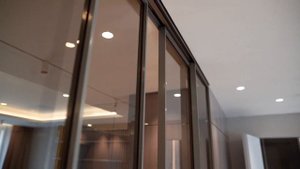 Раздвижные подвесные двери raumplus в прихожую