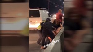 18+!!! В Днепре пьяный мужчина пытался избить подростков и нападал на полицейского