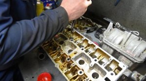 Opel Astra H - порвался ремень ГРМ . (устраняем последствия)