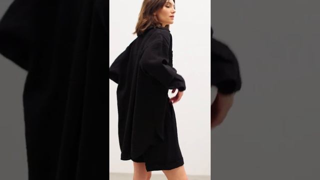 Объемная черная рубашка из жатой фактурной ткани tobeONE смотреть онлайн