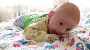 ПЫТАЕТСЯ ПОЛЗАТЬ??? МИРОНУ 3,5 МЕСЯЦА УВЕРЕННО ДЕРЖИТ ГОЛОВУ ?