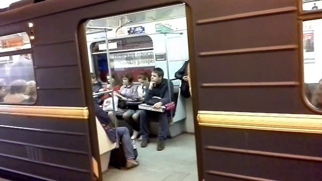 Прибытие 81-717 номерного 254 на ст.Невский проспект смотреть онлайн